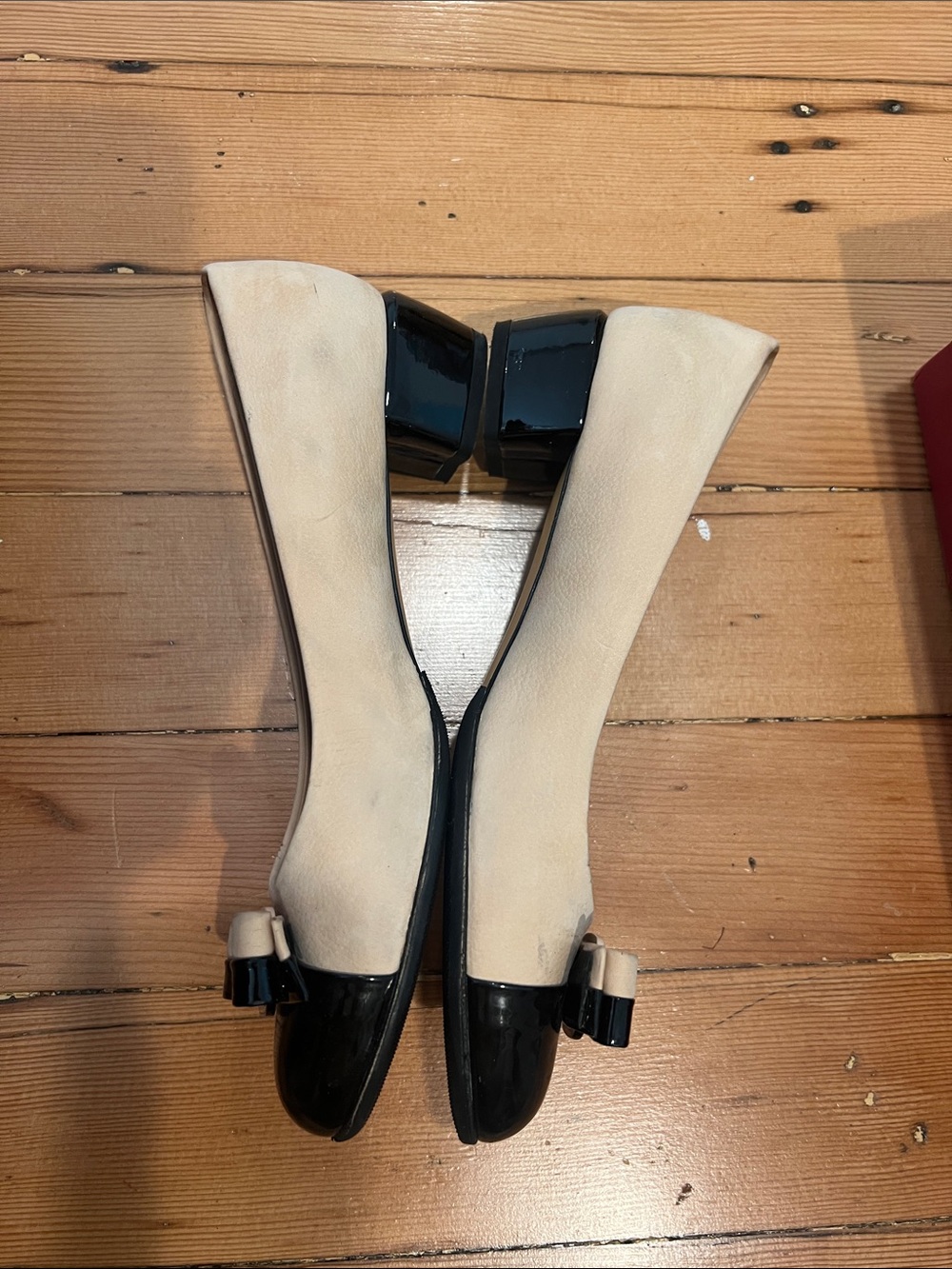 Salvatore Ferragamo Beige Flats with Black Patent Toe and Bow sz 8B - Picture 4 of 7